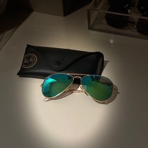 Green mirrored aviator Ray Bans